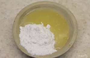 Paruoškite glazūrą. Iš pusės citrinos išspauskite sultis ir sumaišykite su cukraus pudra. Iškepusį pyragą, atvėsinkite ir užpilkite glazūra.