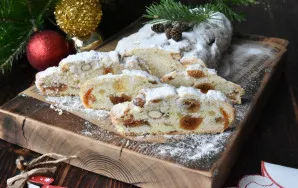 Varškės stolleną galima patiekti, kai jis ataušta, arba palikti vienai dienai pastovėti (ne ilgiau).