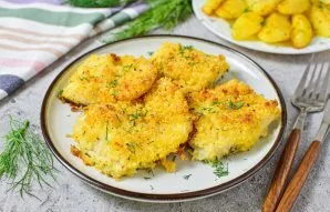 Paruoštą žuvį sudėkite į lėkštes ir patiekite.