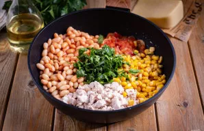 Įdėkite smulkintų šviežių petražolių, pasūdykite. Išmaišykite. Po 3 minučių nukelkite keptuvę nuo ugnies.