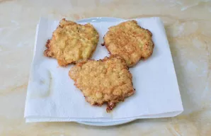 Paruoštą mėsą dėkite ant popierinio rankšluosčio, kad sugertų perteklinį aliejų.