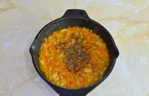 Tuomet į keptuvę su daržovėmis supilkite vyną, vandenį ir pomidorų pastą. Pagal skonį įberkite druskos ir prieskonių. Išmaišykite, užviri...