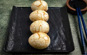 Tuomet išimkite kiaušinius iš marinato, nulupkite lukštus ir patiekite.