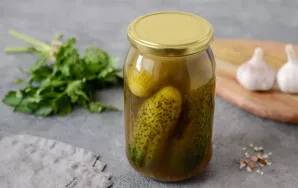 „Klajojantys“ agurkai paruošti. Sėkmingo derliaus nuėmimo!