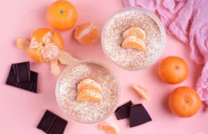 Paruoštą želė formelėse pabarstykite kakava.