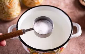 Įberkite druskos.