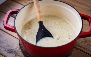 Supilkite grietinėlę, išmaišykite, gerai pakaitinkite neužvirinkite ir nukelkite puodą nuo ugnies.