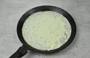 Blynams kepti naudokite gerą keptuvę (ketaus arba su nelimpančia danga). Gerai ją įkaitinkite ir patepkite nedideliu kiekiu aliejaus. Įpi...