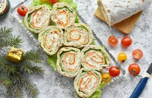 Vyniotinis pagal salotų „Mimoza“ motyvus paruoštas.