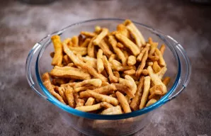 Visus apkepintus tešlos gabalėlius sudėkite į didelį dubenį ir atvėsinkite.