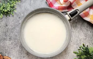 Plona srovele pilkite šiltą pieną, nuolat maišydami, kad nesusidarytų gumuliukų. Užvirkite padažą.