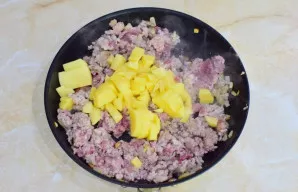 Bulves sudėkite prie faršo. Viską išmaišykite. Pagal skonį įberkite druskos ir prieskonių. Kepinkite kartu 5-10 minučių, kol bus pusiau i...