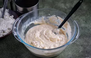 Į raugą supilkite sviesto mišinį ir įmaišykite.