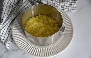 Pradėkite salotų sluoksniavimą. Geriausia naudoti žiedą, kurį pastatysite ant lėkštės, žiedo skersmuo – 16 cm. Jei žiedo neturite, sluoks...