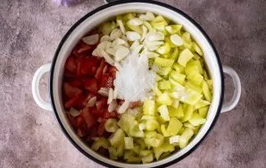 Sudėkite paprikas, pomidorus, česnaką, druską, cukrų, aliejų.