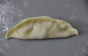 Užspauskite pyragėlį, gerai suformuokite sujungimo vietą, kad kepant neištekėtų sultinys.