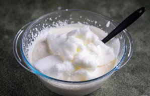 Tuomet įdėkite baltymų masę.