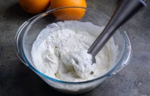 Sutrinkite viską iki vientisos masės.