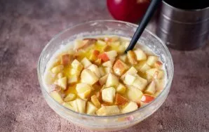 Obuolių mišinį iš keptuvės sudėkite į dubenį su kitais ingredientais. Viską atsargiai išmaišykite mentele.