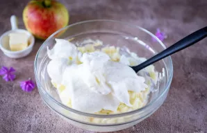 Įmaišykite baltymų masę į varškės masę.