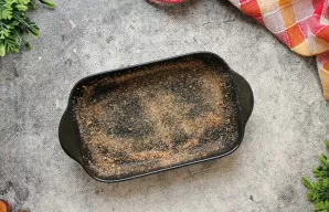 Kepimo formą patepkite aliejumi ir pabarstykite džiūvėsėliais - taip lengviau išimsite iškepusį faršą.