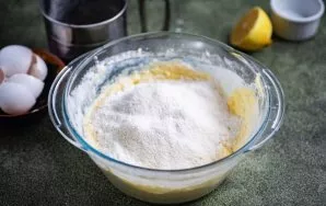 Persijokite likusius miltus ir suberkite kepimo miltelius.