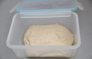 Indą patepkite alyvuogių aliejumi, sudėkite tešlą į indą ir padėkite į šaldytuvą 24 valandoms. Per tą laiką tešla turi padvigubėti.