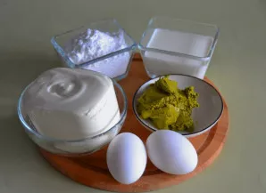 Kol pagrindas stingsta šaldytuve, paruoškite ingredientus sūrio masei.