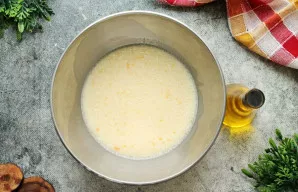 Kvietinius miltus sumaišykite su kepimo milteliais ir išmaišykite šluotele. Persijokite miltus į pieno masę dalimis, kaskart gerai išmaiš...