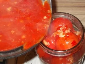 Tada nupilkite verdantį vandenį ir užpilkite verdančiomis, gerai išvirtomis pomidorų sultimis su prieskoniais ir žolelėmis.