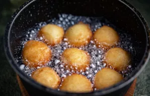 Storo dugno keptuvėje įkaitinkite augalinį aliejų ant vidutinės ugnies. Porcijomis dėkite tešlą iš konditerinio maišelio, prieš tai nukir...