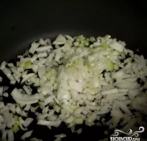 Kepimo puode nedideliu kiekiu aliejaus apkepinkite svogūnus ir porus iki minkštumo.