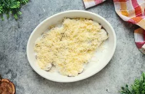 Sūrį sutarkuokite ir pabarstykite juo visą mėsos paviršių.