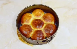 Paruoštas bandeles galima iš karto patiekti ant stalo. Skanaus!