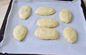 Sudėkite pyragėlius ant kepimo skardos. Viršų galite patepti kiaušinio tryniu arba pienu ir pabarstyti sezamo sėklomis. Kepkite pyragėliu...