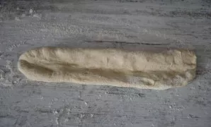 Formuokite bagetą: ištempkite ruošinį į šoną, sulenkite trečdalį ir užspauskite.