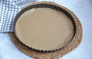 Paruoškite apie 24 cm skersmens kepimo formą. Dugną išklokite kepimo popieriumi. Patogu, jei forma su nuimamu dugnu.