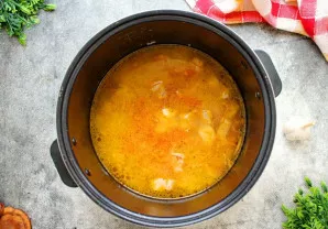 Sudėkite česnako skilteles, įberkite druskos, pipirų ir išmaišykite.