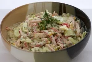Papuoškite gardžiąsias salotas krapais ir patiekite. Skanaus!