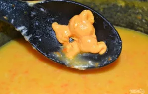 Įdėkite lydyto arba kreminio sūrio, virkite dar 10–12 minučių, pagal skonį pasūdykite ir nukelkite sriubą nuo ugnies.