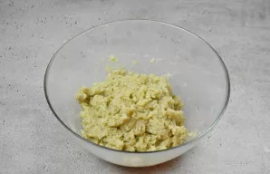 Paruoštą faršą gerai išmaišykite ir padėkite į šaltą vietą 30 minučių stabilizacijai.