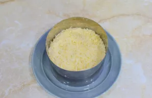 Paskutiniu sluoksniu sudėkite tarkuotą sūrį. Sluoksnius lengvai prispauskite.