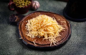 Sūrį sutarkuokite stambia tarka.