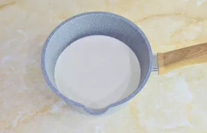 Kremo gamybai grietinėlę pakaitinkite iki užvirimo.