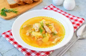 Sriubą išpilstykite į lėkštes ir patiekite.