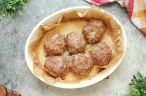 Formą su kotletais dėkite į įkaitintą orkaitę ir kepkite 20-30 minučių, kol iškeps. Iškeptus kotletus išimkite ir iš karto patiekite su ž...