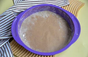 Paruoškite kepimo formą: dugną išklokite kepimo popieriumi, šonus patepkite sviestu ir lengvai pabarstykite miltais, miltų perteklių nukr...