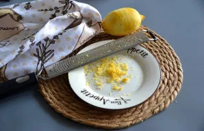 Nuo citrinos nutarkuokite žievelę, stengdamiesi nuimti tik geltoną dalį – baltoji gali suteikti kartumo. Įdėkite žievelę į dubenį.