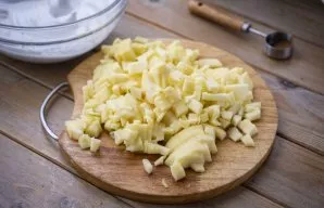 Nulupkite obuolius ir supjaustykite minkštimą mažais kubeliais arba stambiai sutarkuokite.