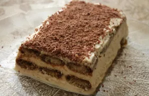 Siūlau leisti tiramisu pastovėti šaldytuve apie valandą. Desertas bus daug skanesnis!